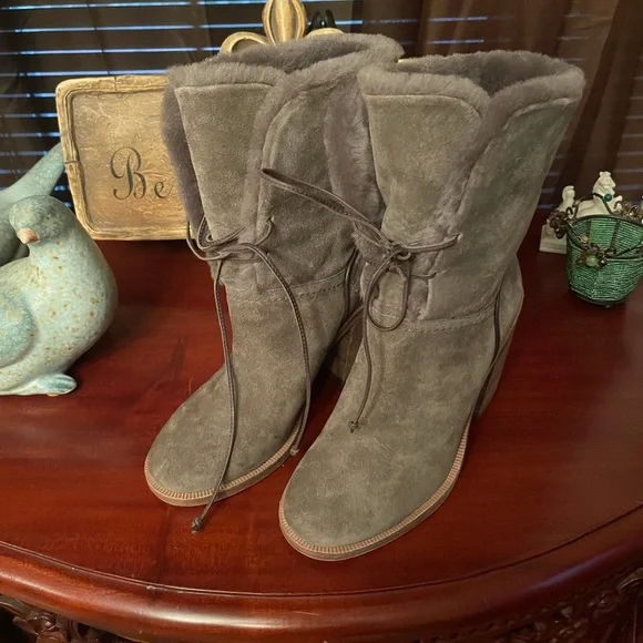 Boots by Ugg - Picture 1 of 8